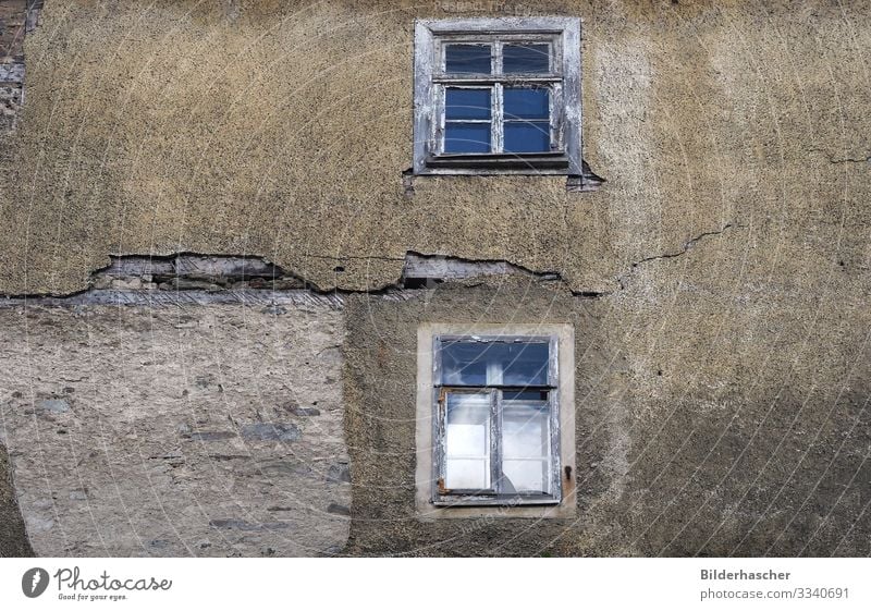 Baufällige unbewohnte Hausfassade Schrott Holzfenster kaputt Schaden Wand Fenster Architektur alt Riss verfallen verwittert baufällig Sanieren Sprossenfenster