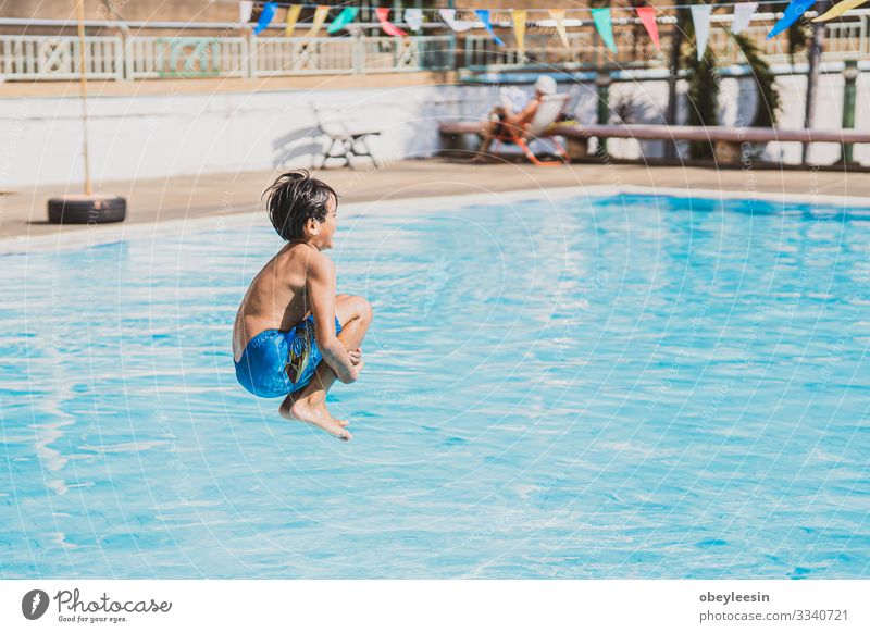 Junge Asina, der in den Swimmingpool springt Freude Glück Gesicht Erholung Schwimmbad Freizeit & Hobby Spielen Ferien & Urlaub & Reisen Sommer Sport Erfolg Kind