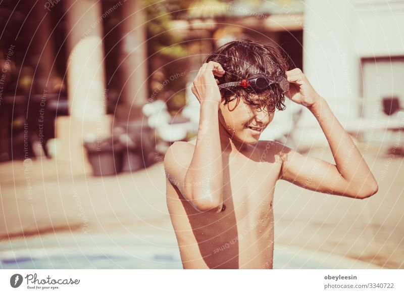 asiatischer Junge, der lacht, spritzt und im Wasser spielt Freude Glück Gesicht Erholung Schwimmbad Freizeit & Hobby Spielen Ferien & Urlaub & Reisen Sommer