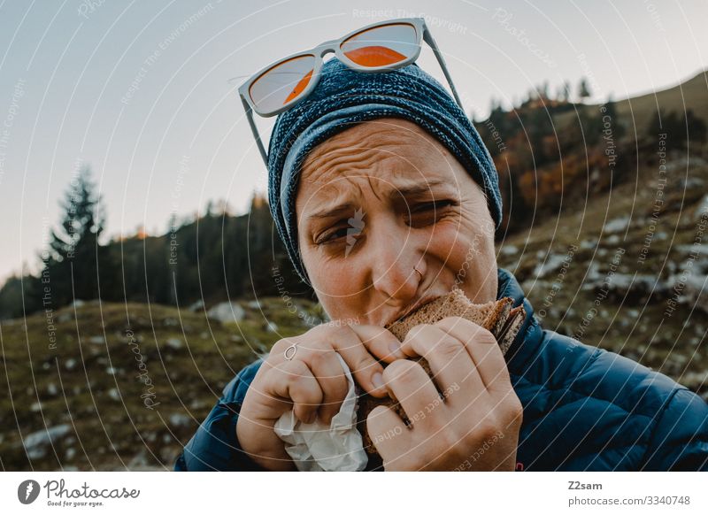 Brotzeit am Berg 2018 brecherspitze spitzing wandern Bayern essen Wurstbrot Salami Pausenbrot beißen abbeißen genuss halten Hunger draußen Sport Alpen