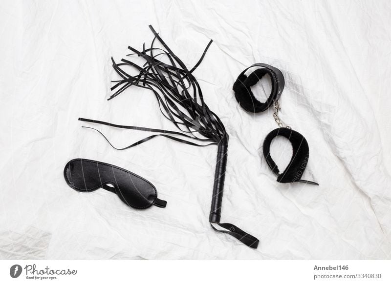 Schwarzes Sexspielzeug auf weißen Bettlaken, kaufen Freude Freizeit & Hobby Spielen Frau Erwachsene Leder Spielzeug Kunststoff Liebe Erotik schwarz Leidenschaft