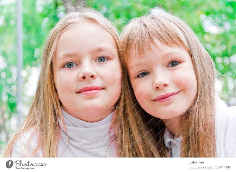 Zwei süße Mädchen Kind Schulkind Frau Erwachsene Schwester Kindheit blond weiß zwei Europäer Kaukasier Vorschulkind sechs 7 acht neun Farbfoto mehrfarbig
