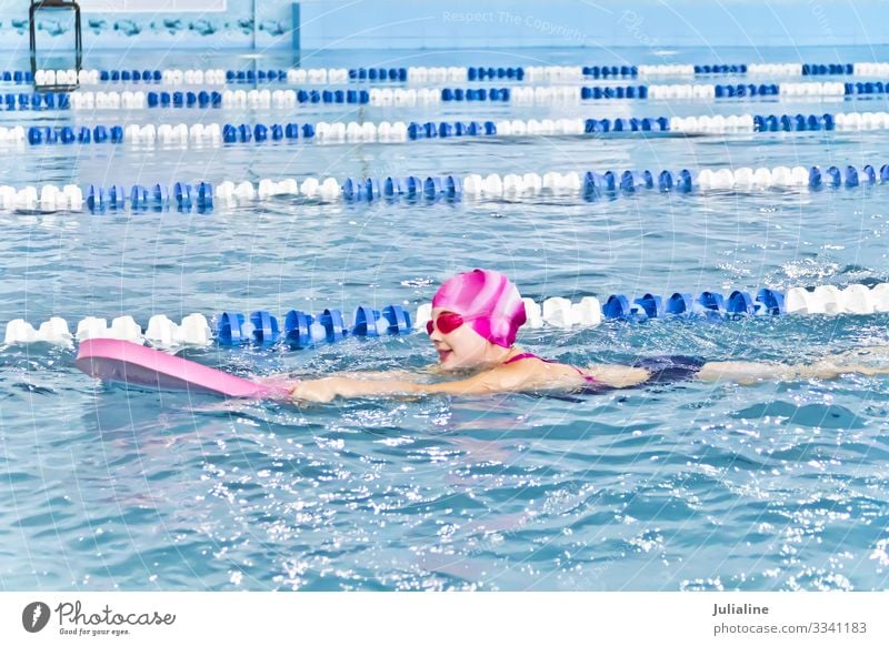Süßes Mädchen im Schwimmbad Sport Kind Schulkind Kindheit nass weiß Vorschulkind sechs 7 Kaukasier Europäer Wasser blenden Schwimmsport Farbfoto mehrfarbig
