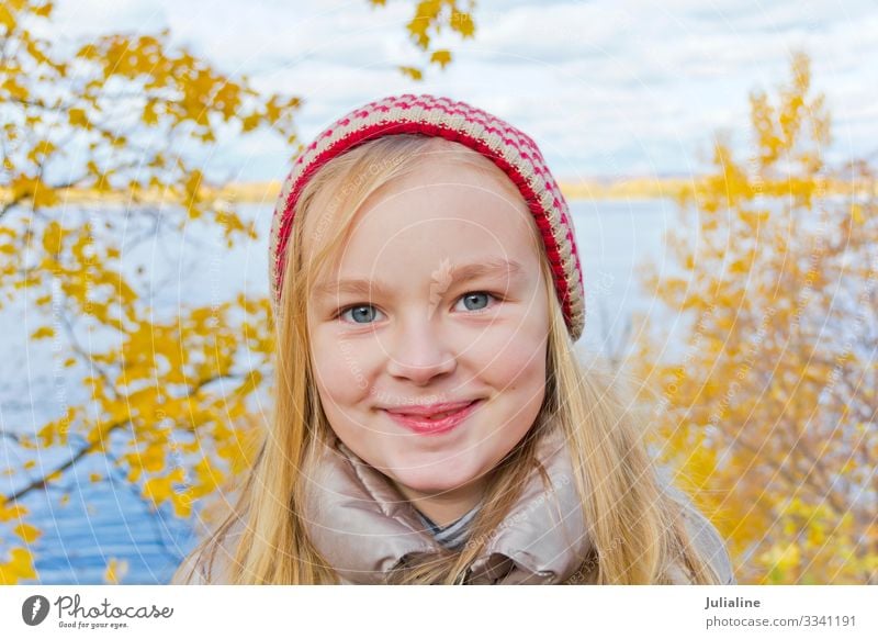 Süßes Mädchen mit rotem Hut Kind Schulkind Frau Erwachsene Kindheit Herbst blond Lächeln blau weiß Gefühle Vorschulkind eine Dame sechs 7 Kaukasier Europäer