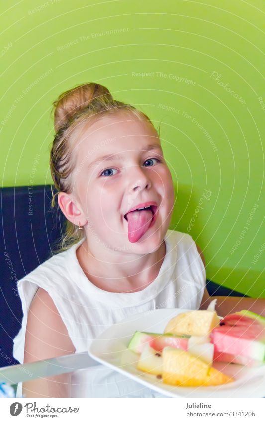 Mädchen mit herausgestreckter Zunge essen Essen Kind Schulkind Kindheit Mund Lächeln weiß ausmachen offen Vorschulkind jünger sechs 7 Kaukasier Europäer