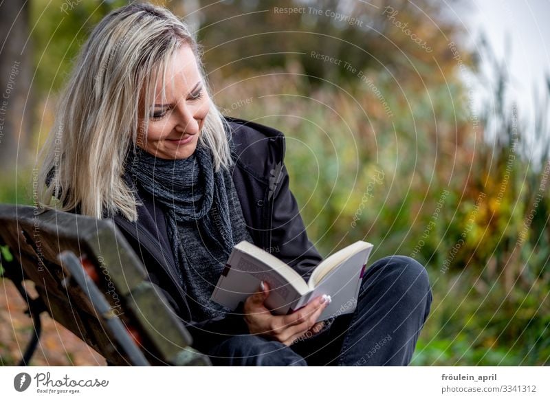 UT HH 19| junge Frau liest ein Buch auf der Parkbank 1 Person Außenaufnahme Bank Bildung Farbfoto Laub Natur Pflanzen Querformat Tageslicht bilden blond