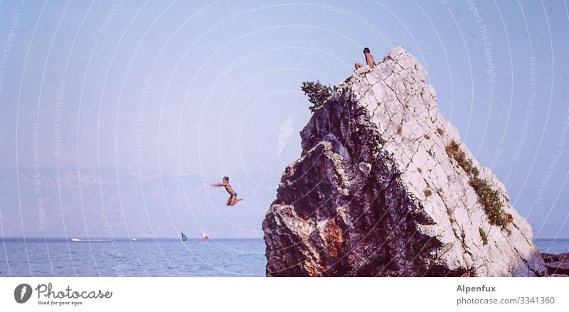 9,8 9,9 9,7 9,9 9,7 Mensch maskulin Junge Umwelt Wasser Sommer Schönes Wetter Felsen Küste Riff Meer springen hoch Freude Lebensfreude Tapferkeit selbstbewußt