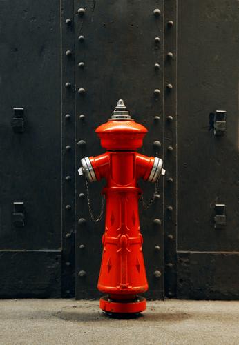 Kaiserhydrant - für willma Technik & Technologie Wasserwirtschaft Hamburg Sankt Pauli-Elbtunnel Tür Tor Sockel Hydrant ästhetisch außergewöhnlich dunkel rot