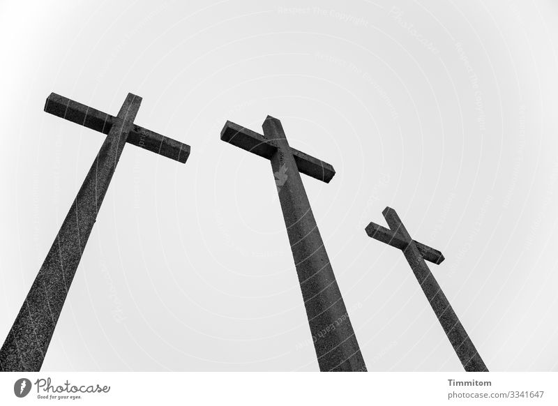 Karfreitag - drei Kreuze Religion & Glaube Tod Stein Schwarzweißfoto Trauer Hoffnung Christentum Kreuzigung