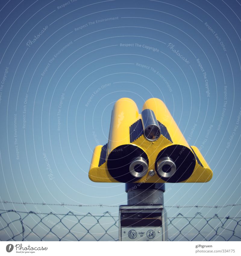 schau'n mer mal! Technik & Technologie Blick gelb Teleskop Optisches Gerät Durchblick Perspektive Zaun Maschendraht Maschendrahtzaun Himmel himmelblau