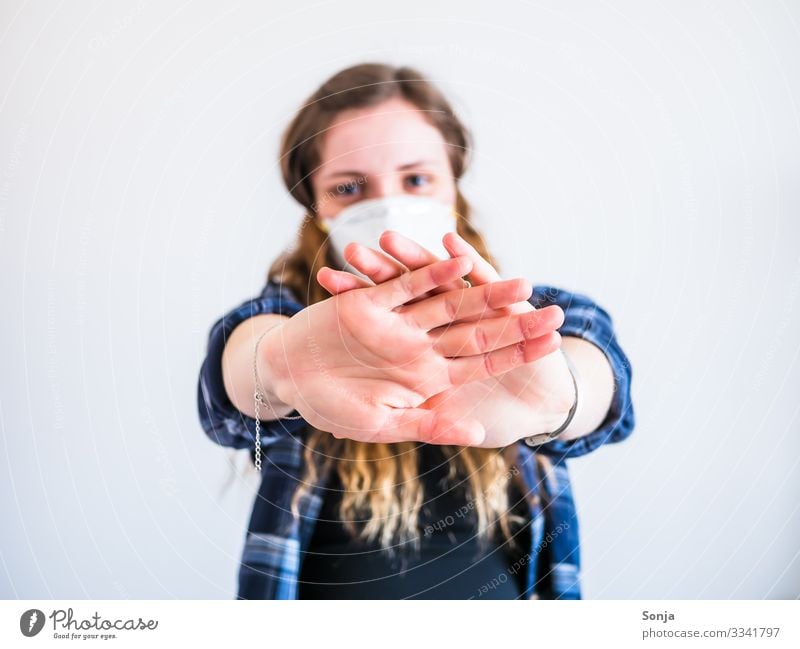 Junge Frau mit Mundschutz und Stopp Geste Gesundheitswesen Krankheit feminin Jugendliche Leben Hand Finger 1 Mensch 18-30 Jahre Erwachsene Schutzbekleidung