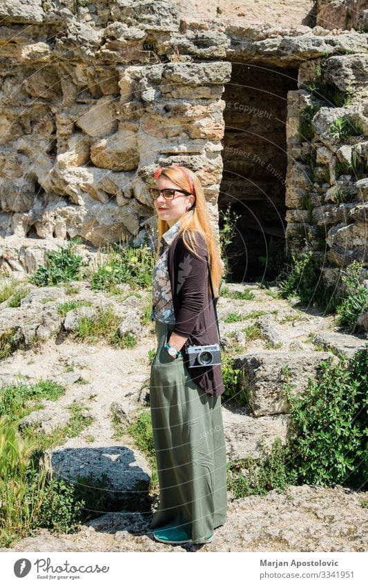 Junge Reisende besucht antike Ruinen in der Toskana Lifestyle Ferien & Urlaub & Reisen Tourismus Ausflug Sightseeing Mensch feminin Junge Frau Jugendliche