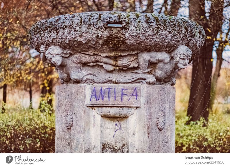 Antifa Tag Abendsonne Dämmerung Antifaschismus antifa tag Graffiti Denkmal Skulptur Steinblock Brunnen Säule Bauwerk dagegen sein Politik & Staat links