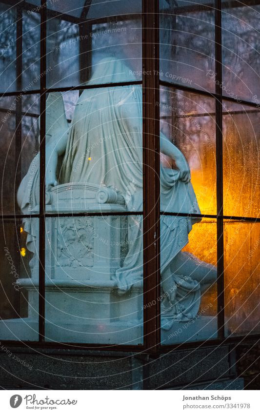 weibliche Statue aus Stein im Glaskäfig bei Nacht Abendsonne Chemnitz Deutschland Dämmerung Sachsen stein Frau Skulptur Steinskulptur gruselig Halloween