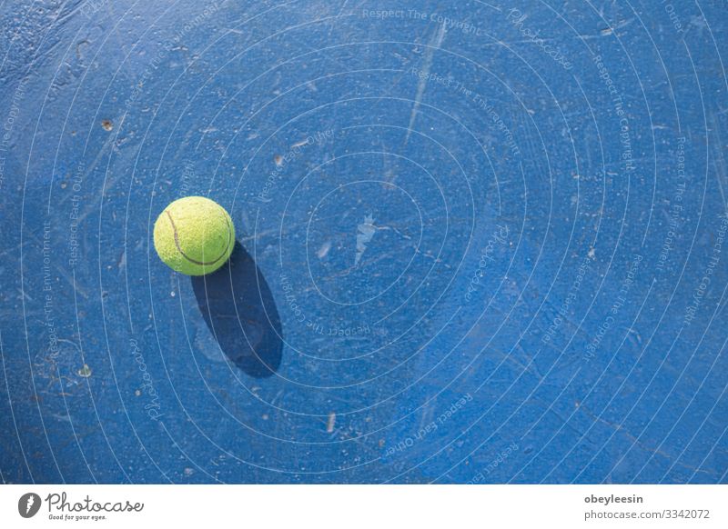 gelber Tennisball auf dem Boden des Tennisplatzes Lifestyle Freude Spielen Sommer Sport Mensch Mann Erwachsene Freundschaft Partner Fitness grün Schulklasse