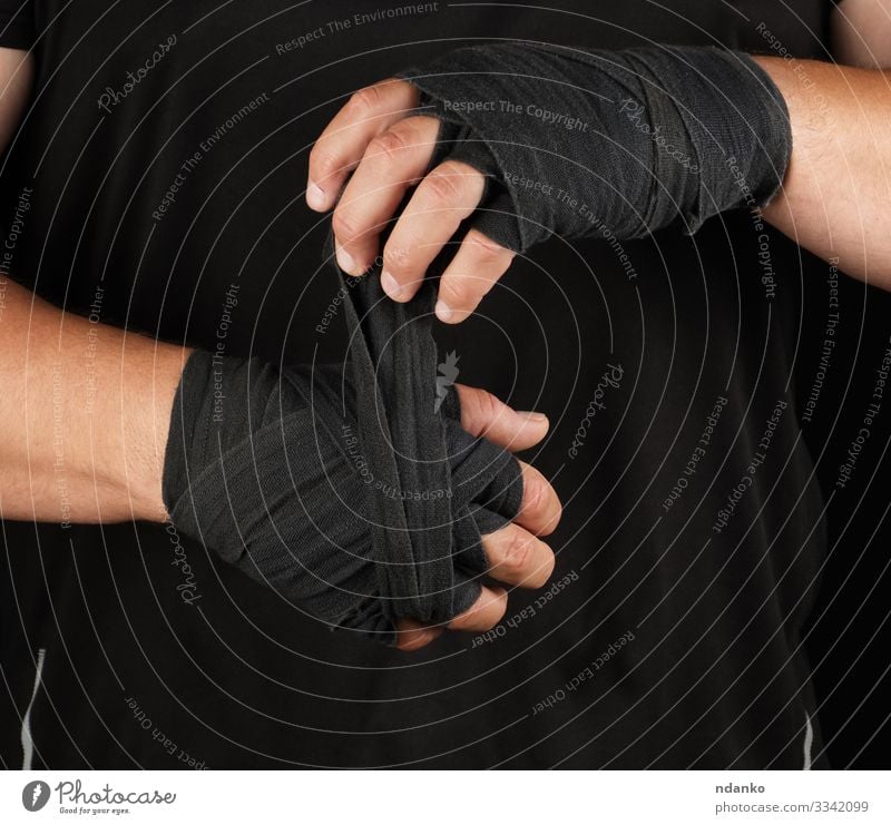 erwachsener Sportler in schwarzer Kleidung Lifestyle Stil Körper sportlich Fitness Mensch maskulin Mann Erwachsene Hand Finger stehen Aggression dunkel muskulös
