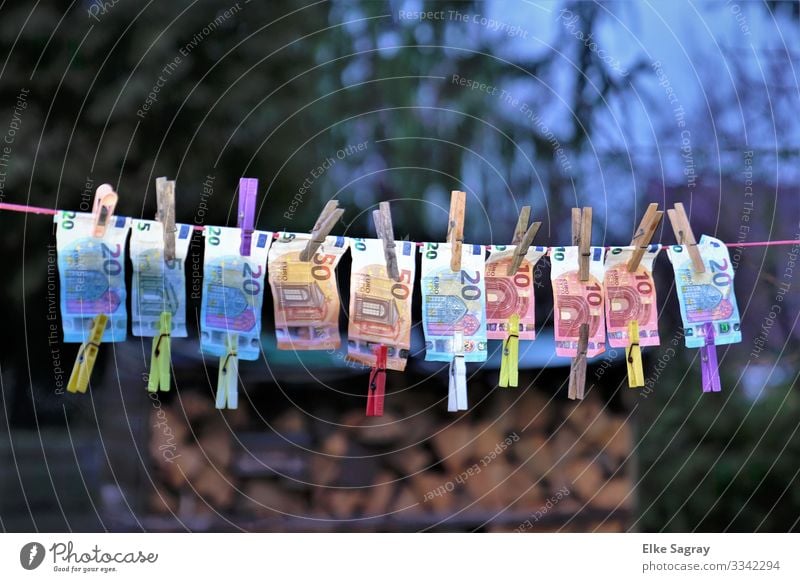 Geldwäsche... Geldscheine Schnur festhalten hängen schaukeln sparen reich verrückt blau braun mehrfarbig Freude Sicherheit Ehrlichkeit Ordnungsliebe