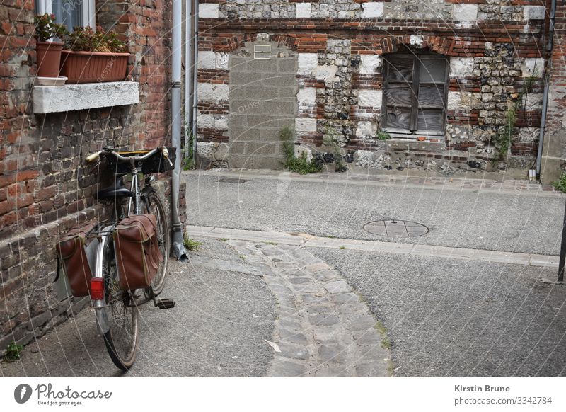Fahrrad in verlassenem Dorf Frankreich Haus Fenster Güterverkehr & Logistik Farbfoto Außenaufnahme Menschenleer Tag Totale