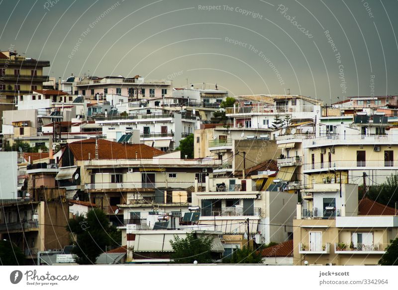 Häuser am Hügel in Chalkida Himmel Klimawandel Griechenland Fassade authentisch viele Wärme Einigkeit gleich Stil Stadtteil Stadtentwicklung Anordnung