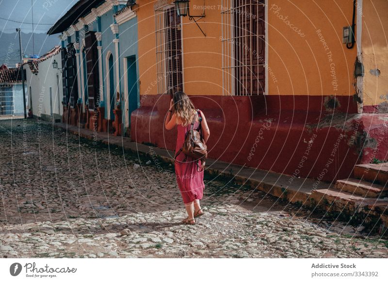 Anonyme Touristin mit Rucksack in der Stadt Frau Tourismus Großstadt Straße laufen schlendern Kleid Architektur Außenseite erkunden Kuba reisen Urlaub Feiertag