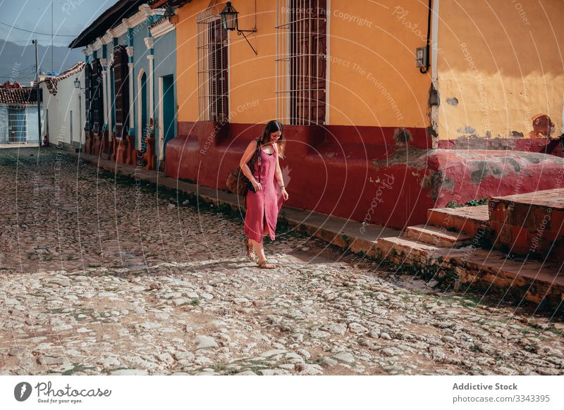 Touristin mit Rucksack in der Stadtstraße Frau Tourismus Großstadt Straße laufen schlendern Kleid Architektur Außenseite erkunden Kuba reisen Urlaub Feiertag