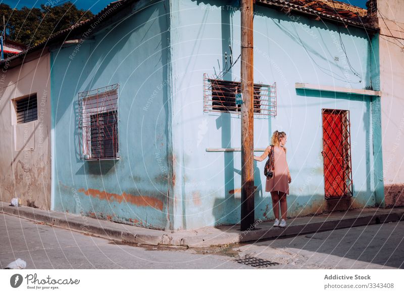 Touristin mit Rucksack in der Stadtstraße Frau Tourismus Großstadt Straße laufen schlendern Kleid Architektur Außenseite erkunden Kuba reisen Urlaub Feiertag