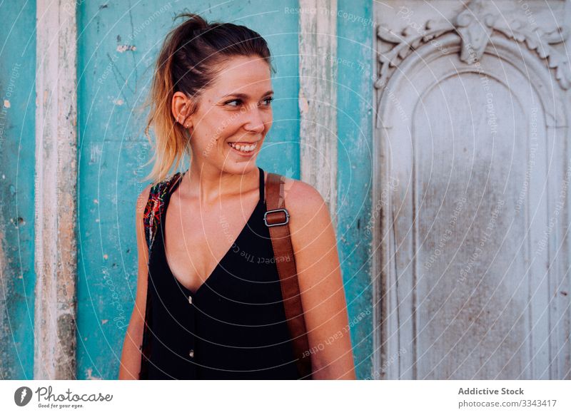 Charmante ruhende Frau lacht auf Stadtstraße genießen Tourismus reisen Großstadt Straße Lächeln Lachen jung alt historisch Gebäude Wand lässig Sommer Kuba