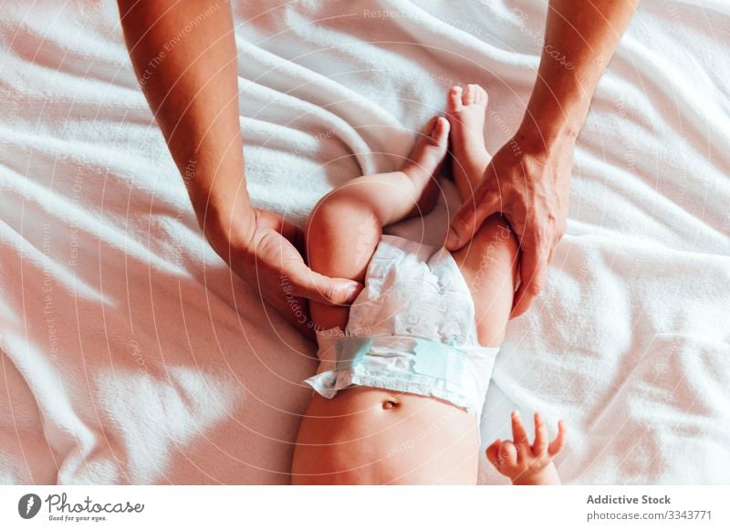 Gesichtsloser Papa berührt Beine eines Babys Vater Bonden Pflege spielen neugeboren Zuneigung Lügen Bett heimwärts Säugling bezaubernd Kind klein Beine berühren