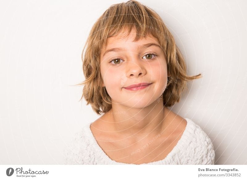 Studioporträt lächelndes Kind Porträt Freude niedlich Fröhlichkeit heiter schön klein Behaarung Außenaufnahme Gesicht Mädchen Kindheit Kaukasier Lächeln
