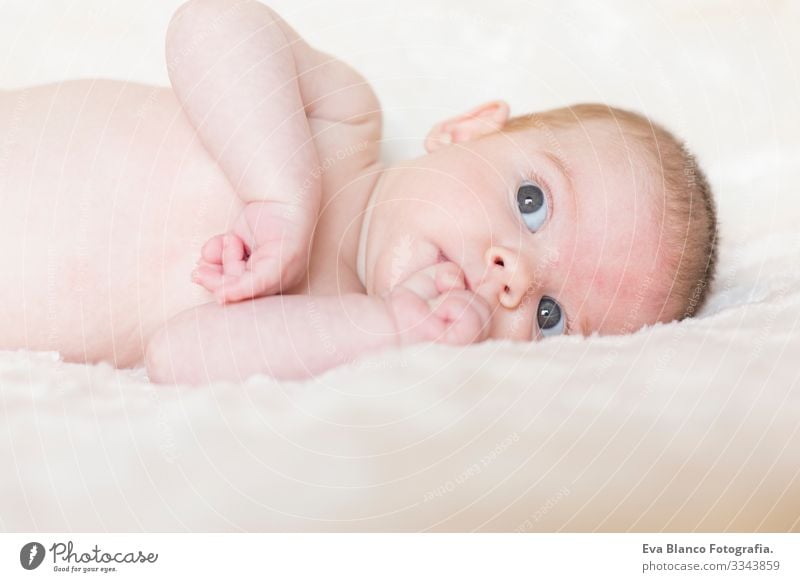 Porträt eines süßen Mädchens, das wach ist und in die Kamera schaut. Weiße Decke im Hintergrund Baby niedlich klein Kind Kindheit schön Gesicht unschuldig