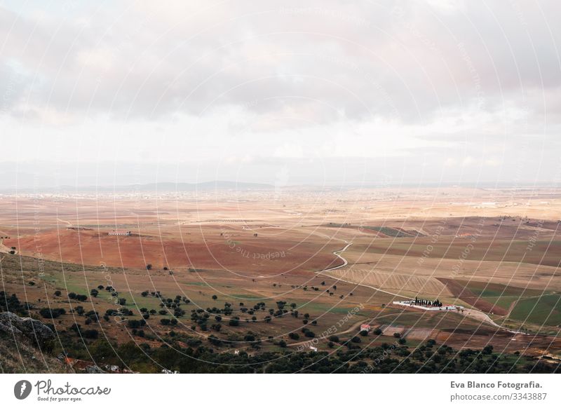 Hochansicht einer Mosaiklandschaft an einem bewölkten Tag. Spanien Felder Landschaft Schatten Ausflugsziel Wolkenlandschaft Oberfläche Fluggerät Licht braun