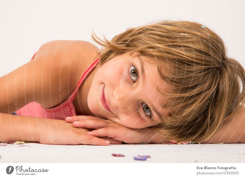 Kind, das sich auf dem Boden vergnügt Nahaufnahme-Portrait, weißer Hintergrund Porträt Freude niedlich Lifestyle-Glück heiter schön klein Behaarung