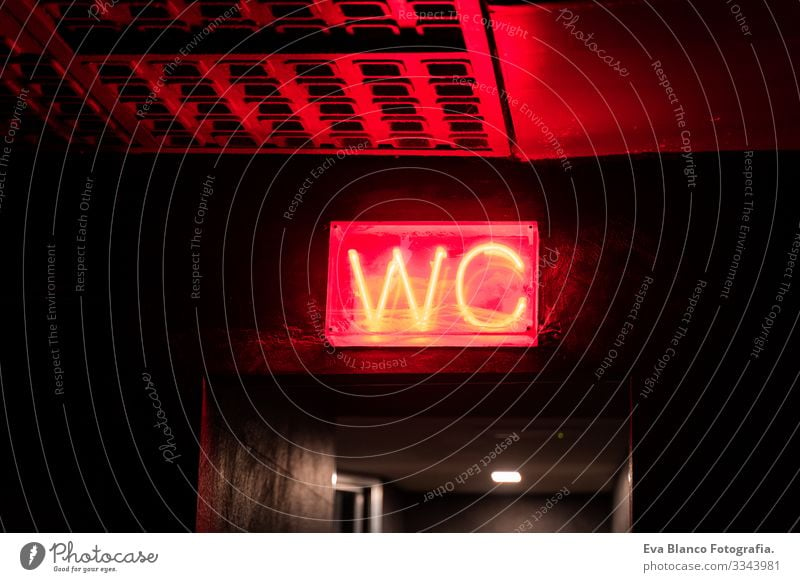 rotes WC-Zeichen an einer Wand, innen wc Leuchtdiode neonfarbig Nacht im Innenbereich Club Raum Gebäude elektronische Post gewölbt Metall Warnschild