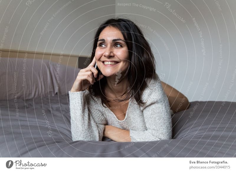 junge Frau, die einen Selfie im Bett macht Jugendliche Kaffee Lifestyle lässig Internet Business Vernetzung sozial Haus heimwärts Schlafzimmer Morgen Erholung