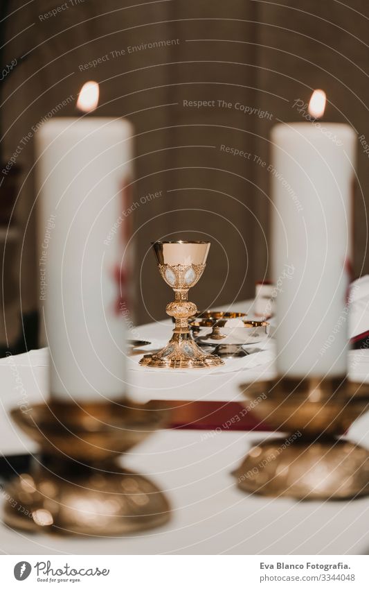 Weinkelch auf dem Tisch während einer Hochzeitszeremonie und der Hochzeitsmesse. Konzept der Religion Jesus Ritual Protestant modern göttlich Tasse Eucharistie