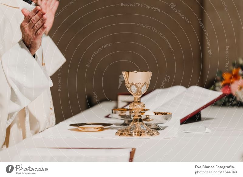 nicht erkennbarer Priester mit dem Kelch in der Hand während der Hochzeitsmesse. Konzept der Religion Jesus Ritual Protestant modern göttlich Tasse Eucharistie