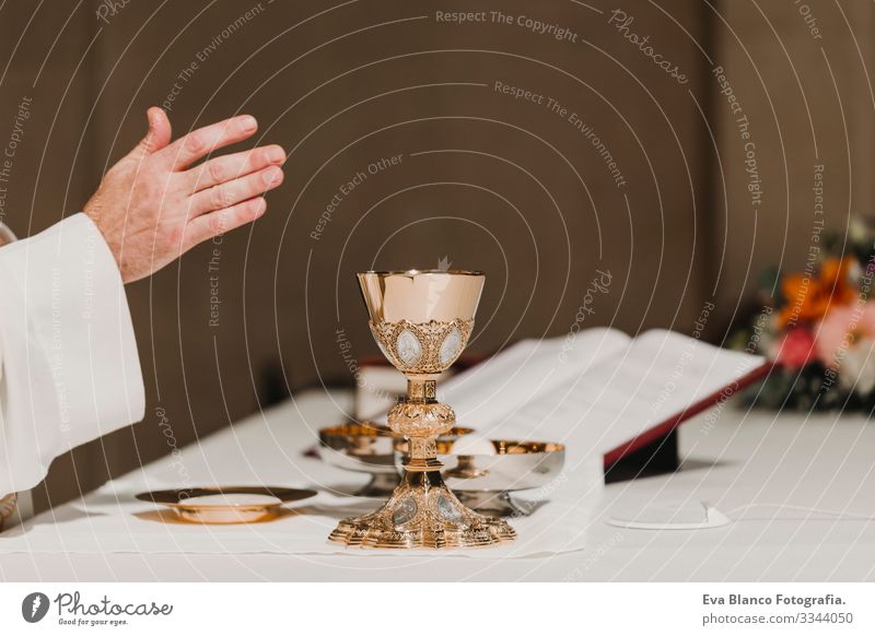 nicht erkennbarer Priester mit dem Kelch in der Hand während der Hochzeitsmesse. Konzept der Religion Jesus Ritual Protestant modern göttlich Tasse Eucharistie