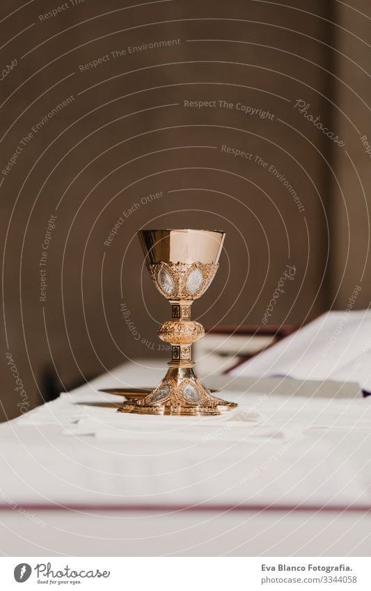 Weinkelch auf dem Tisch während einer Hochzeitszeremonie und der Hochzeitsmesse. Konzept der Religion Jesus Ritual Protestant modern göttlich Tasse Eucharistie
