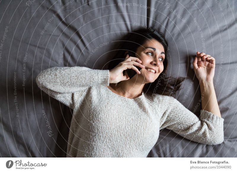 junge Frau, die im Bett telefoniert Jugendliche Kaffee Lifestyle lässig Internet Business Vernetzung Selfie sozial Haus heimwärts Schlafzimmer Morgen Erholung