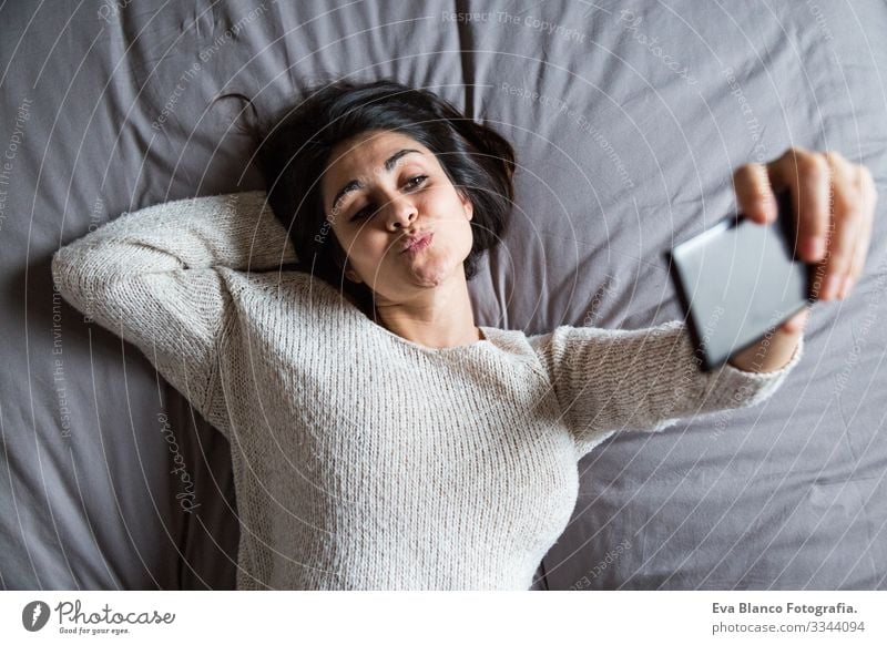 junge Frau, die einen Selfie im Bett macht Jugendliche Kaffee Lifestyle lässig Internet Business Vernetzung sozial Haus heimwärts Schlafzimmer Morgen Erholung