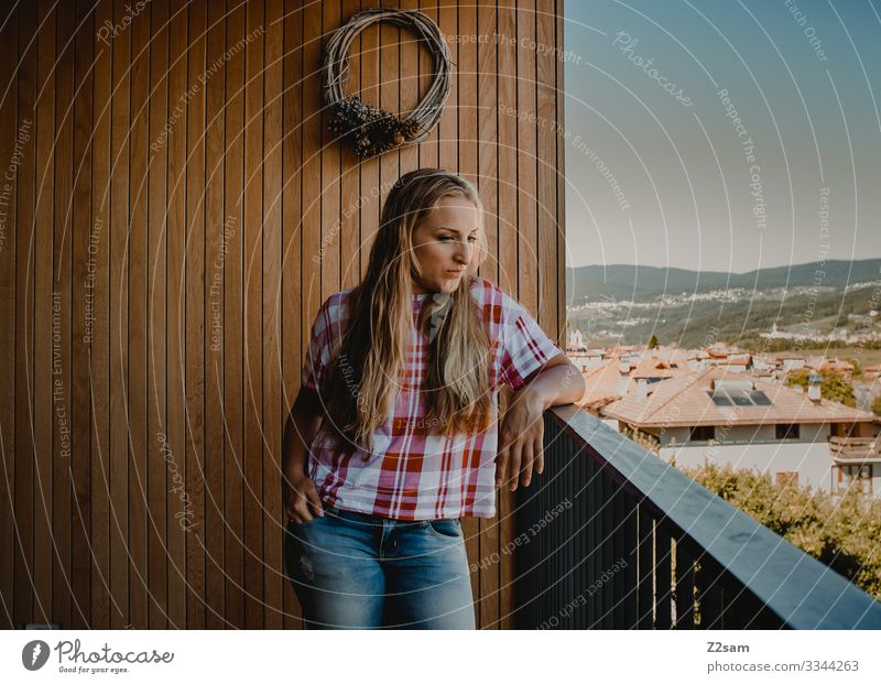Junge Frau in Italien Urlaubsstimmung Balkon Country country house südländisch Warmes Licht Sommer Sommerurlaub blond frau hübsch mädchen jung nachdenklich