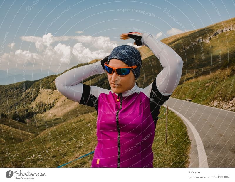 Rennradfahrerin auf dem Monte Baldo rennrad monte baldo sport sportlich sportkleidung trikot sonnenbrille ärmlinge sonnebrille junge frau hübsch schön sommer