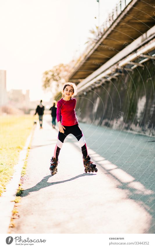Kleine Schlittschuhläuferin, die an einem sonnigen Tag auf einem Park Schlittschuh läuft Lifestyle Freude Glück schön Freizeit & Hobby Spielen Sommer Sport