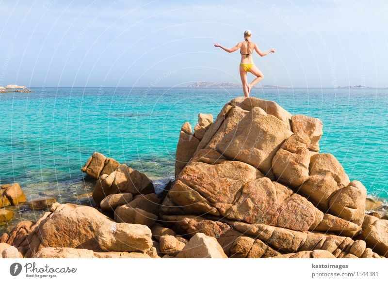 Frau, die am Strand Yoga praktiziert. Lifestyle schön Körper Leben harmonisch Erholung ruhig Meditation Freizeit & Hobby Ferien & Urlaub & Reisen Sommer Sonne