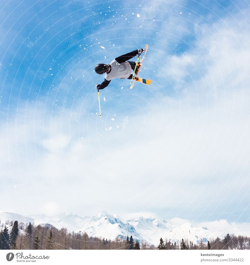 Freestyle-Skifahrer. Lifestyle Freude Erholung Abenteuer Winter Schnee Berge u. Gebirge Sport Natur Park Alpen Bewegung springen Geschwindigkeit blau weiß Mut