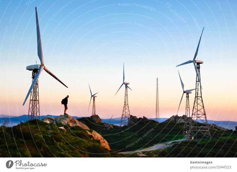Windpark im Sonnenuntergang Industrie Technik & Technologie Energiewirtschaft Erneuerbare Energie Windkraftanlage Mensch Mann Erwachsene Umwelt Natur Landschaft