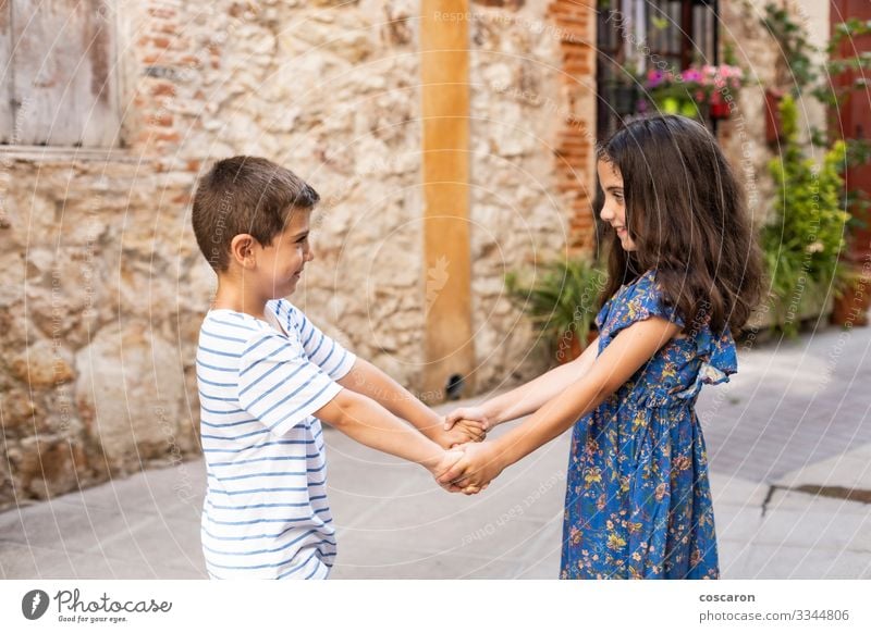 Zwei Kinder halten an einem Frühlingstag Händchen Lifestyle Freude Glück schön Ferien & Urlaub & Reisen Sommer Sommerurlaub Mensch maskulin feminin Kleinkind