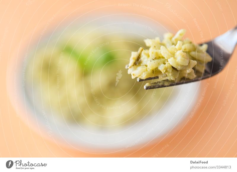Grüner Reis typisches Lebensmittel ecuatorian Mittagessen Vegetarische Ernährung Gabel Tradition Basilikum brauner Hintergrund kochen & garen Koriander