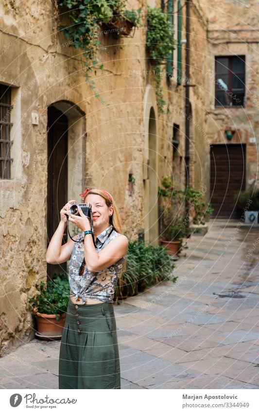 Junge Frau beim Fotografieren in einer Altstadt in Italien Lifestyle Ferien & Urlaub & Reisen Tourismus Ausflug Sightseeing Städtereise Fotokamera Mensch