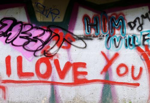 Geschriebenes | Liebesbekundung Maler Jugendkultur Mauer Wand Fassade Zeichen Schriftzeichen Graffiti schreiben Stadt rot Stimmung Verliebtheit Farbe